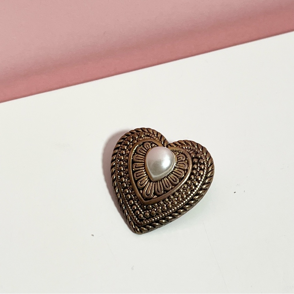 Vintage ornate 80s Victorian gold heart shaped pin brooch with pearl